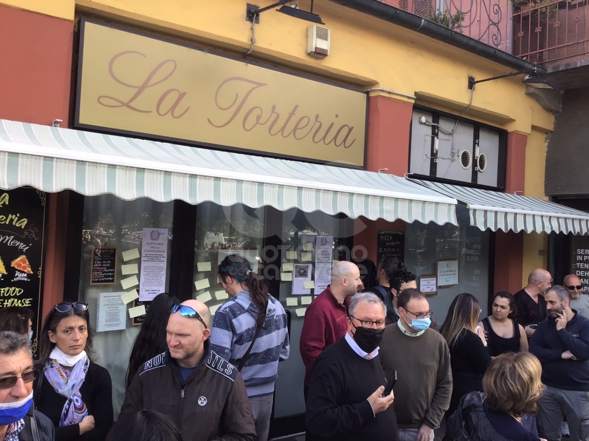 CHIVASSO - Torteria sequestrata, manifestazione di solidarietà per la titolare Rosanna Spatari - FOTO E VIDEO