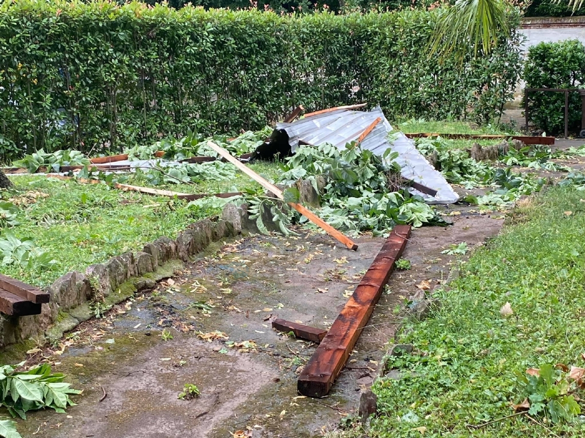 FAVRIA - Nubifragio, tre famiglie evacuate. Duemila metri quadri di serre completamente distrutte - FOTO
