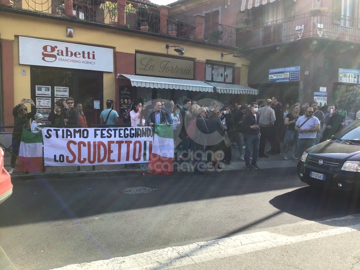 CHIVASSO - Torteria sequestrata, manifestazione di solidarietà per la titolare Rosanna Spatari - FOTO E VIDEO