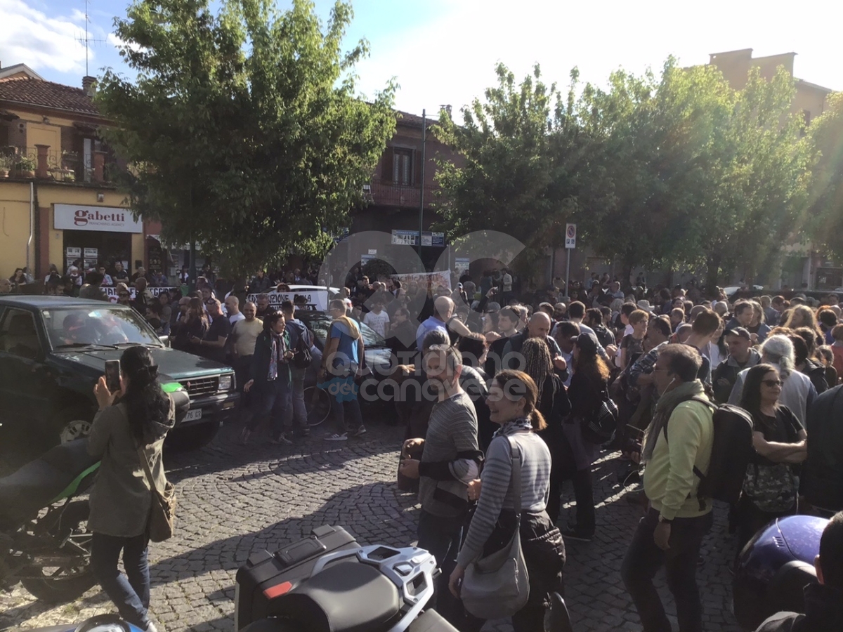 CHIVASSO - Torteria sequestrata, manifestazione di solidarietà per la titolare Rosanna Spatari - FOTO E VIDEO