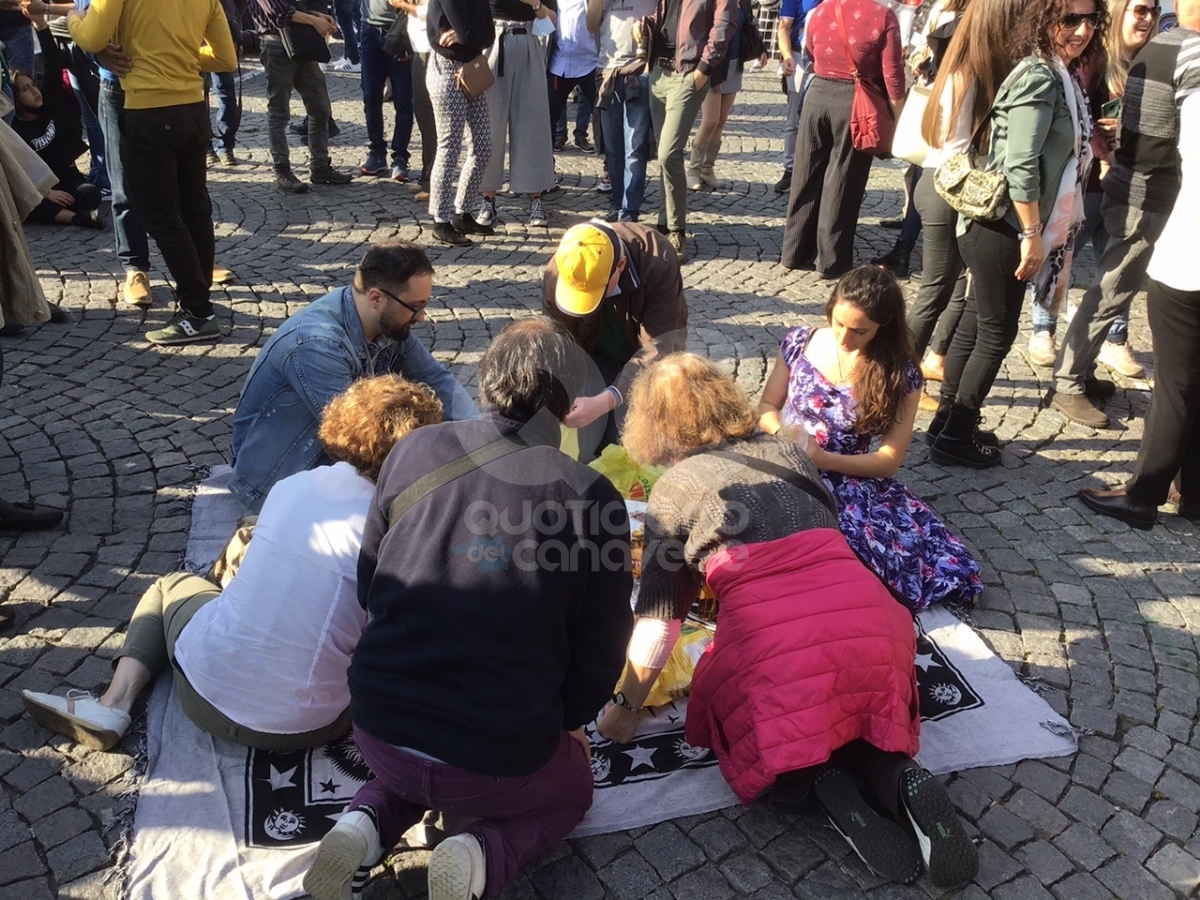 CHIVASSO - Torteria sequestrata, manifestazione di solidarietà per la titolare Rosanna Spatari - FOTO E VIDEO