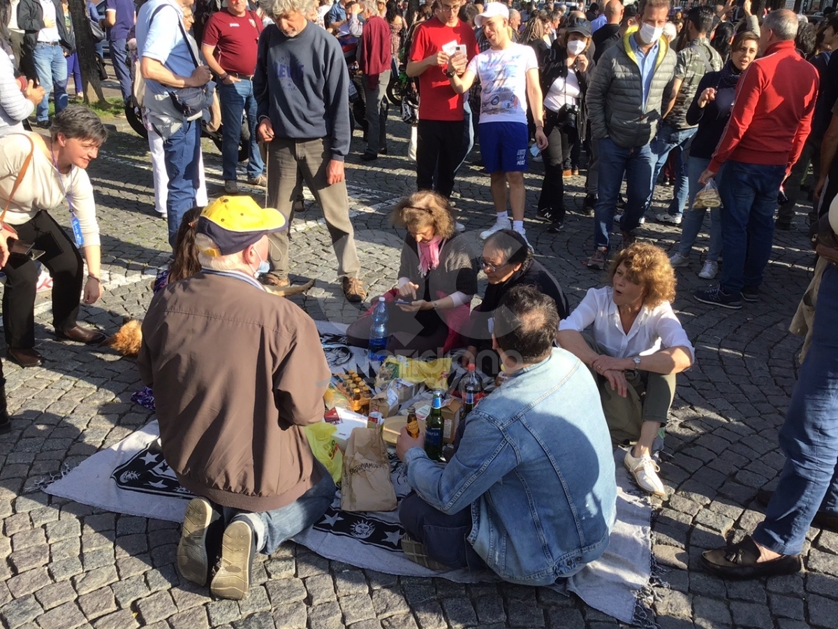 CHIVASSO - Torteria sequestrata, manifestazione di solidarietà per la titolare Rosanna Spatari - FOTO E VIDEO