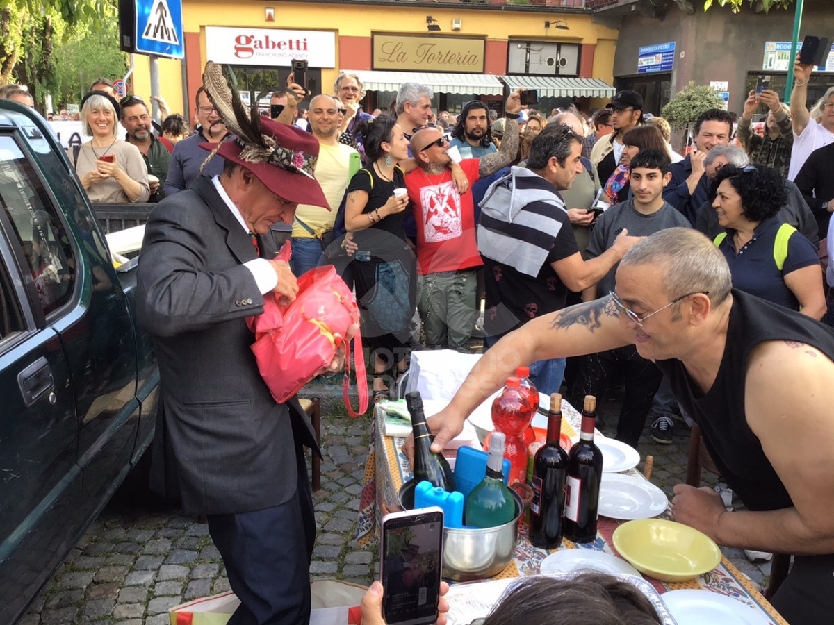 CHIVASSO - Torteria sequestrata, manifestazione di solidarietà per la titolare Rosanna Spatari - FOTO E VIDEO