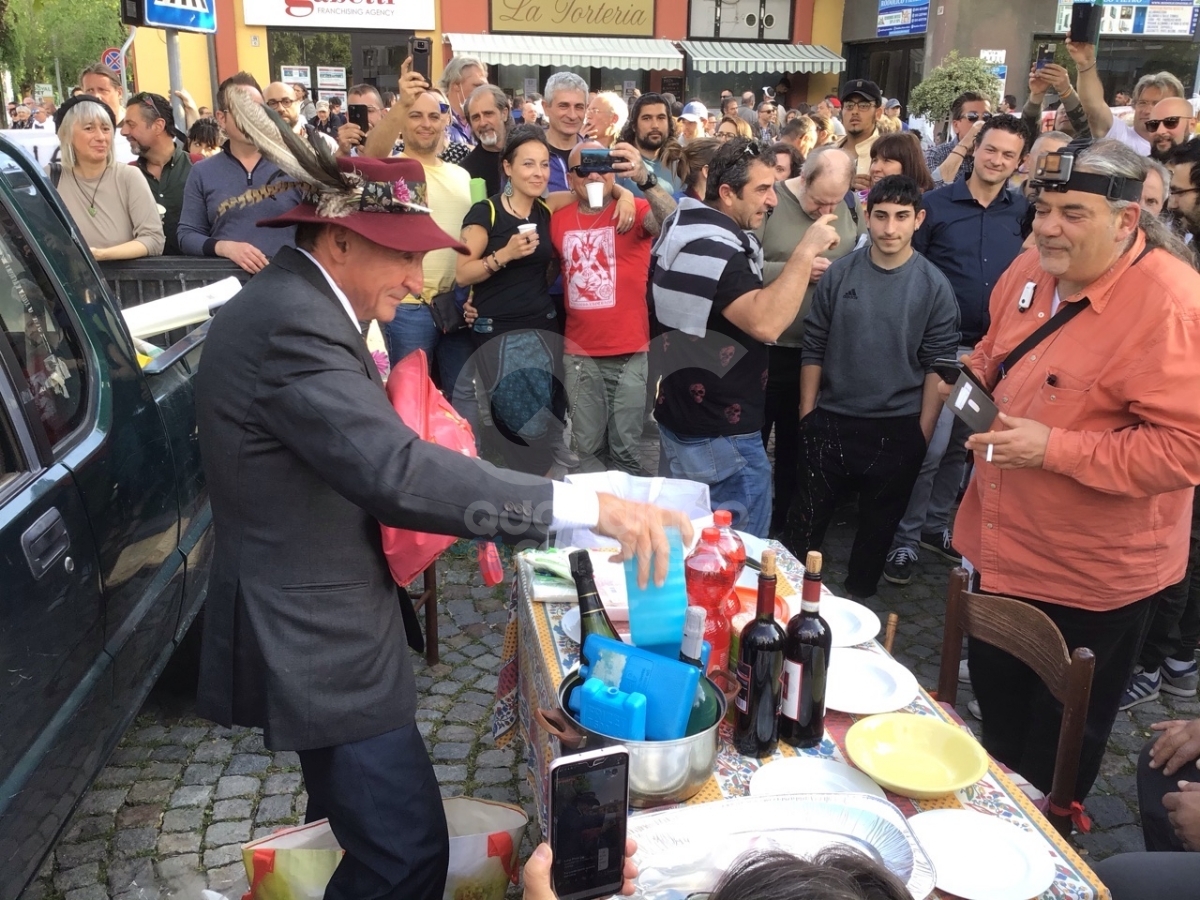 CHIVASSO - Torteria sequestrata, manifestazione di solidarietà per la titolare Rosanna Spatari - FOTO E VIDEO