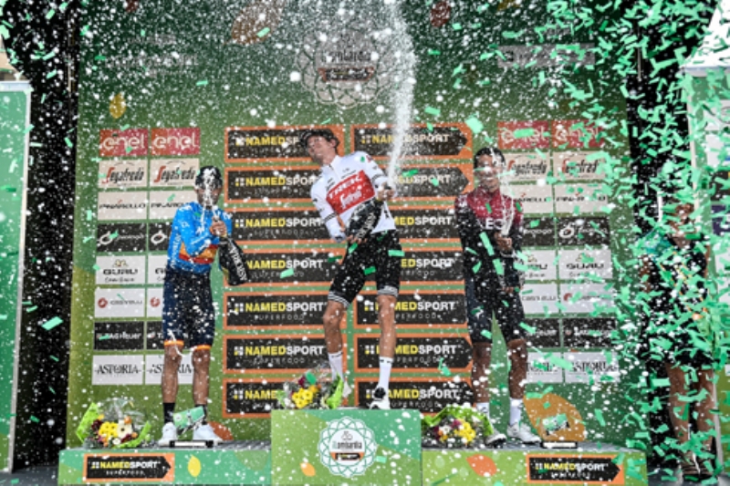 CICLISMO - Egan Bernal sul podio anche al Lombardia: terzo a sedici secondi da Bauke Mollema - FOTO