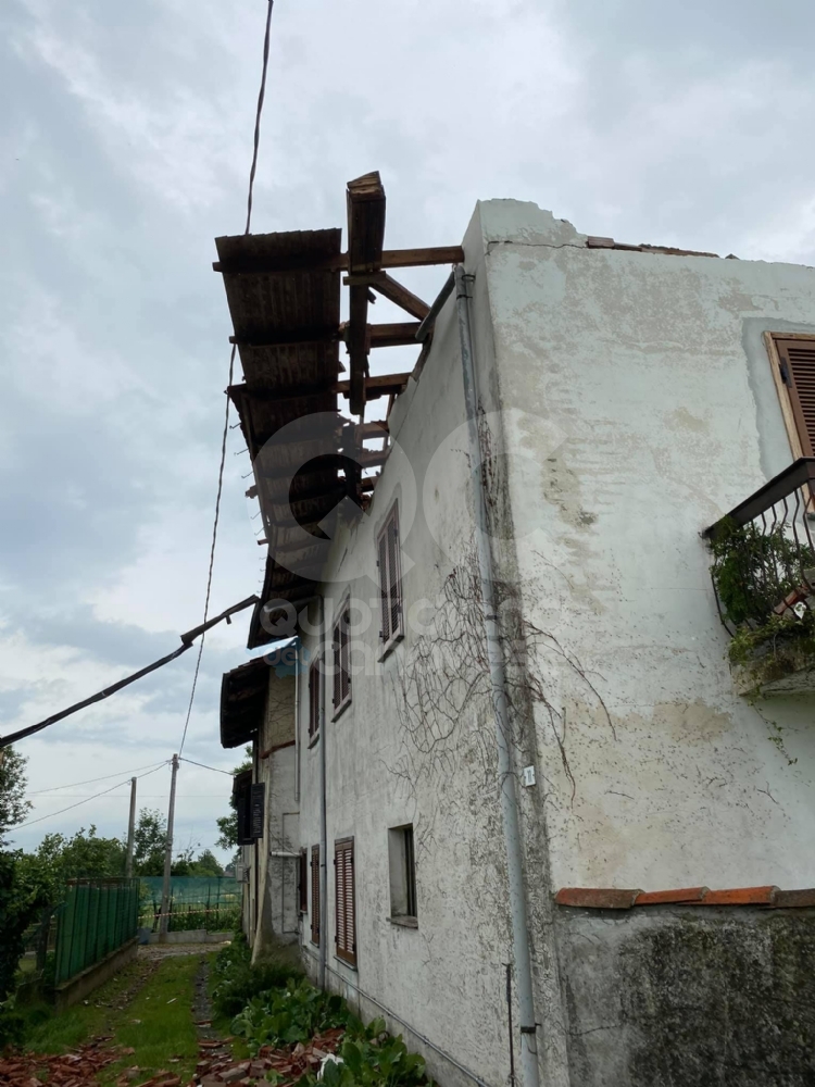 FAVRIA - Nubifragio, tre famiglie evacuate. Duemila metri quadri di serre completamente distrutte - FOTO