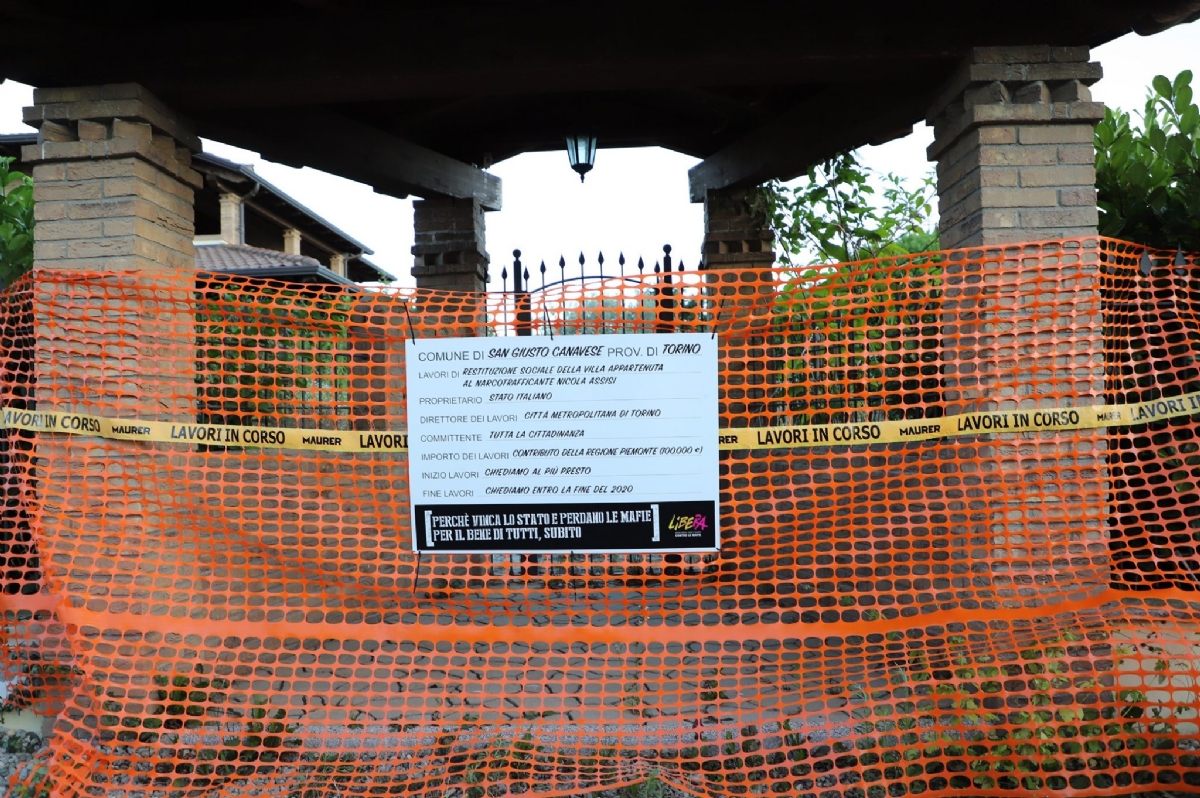 SAN GIUSTO CANAVESE - Libera davanti alla villa confiscata ad Assisi: «Chiediamo che i lavori vengano fatti quanto prima»