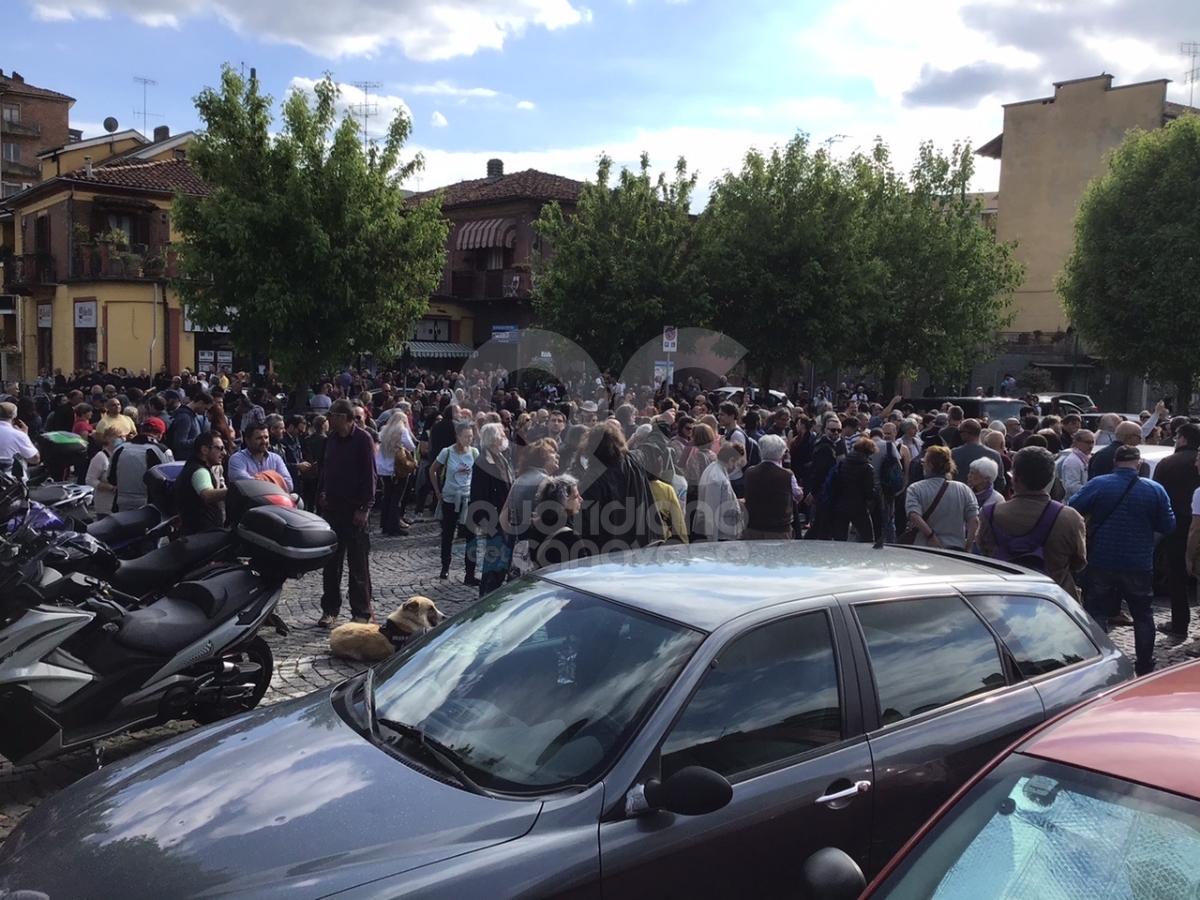 CHIVASSO - Torteria sequestrata, manifestazione di solidarietà per la titolare Rosanna Spatari - FOTO E VIDEO