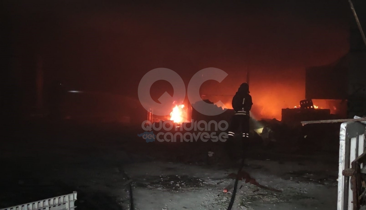 RIVAROLO CANAVESE - Fiamme nell'ex stabilimento Vallesusa, intervento dei vigili del fuoco - FOTO E VIDEO