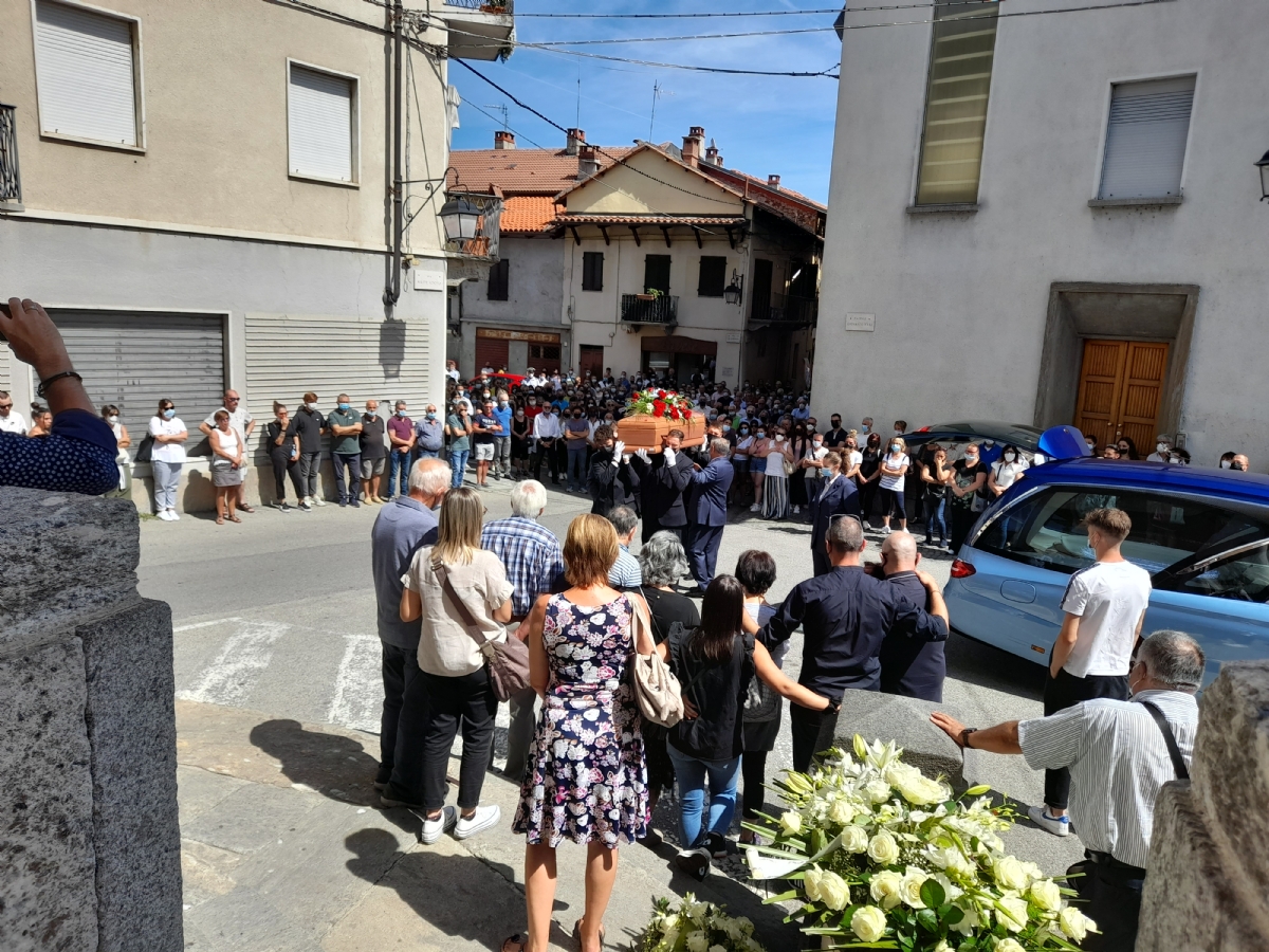 CUORGNE' - Palloncini biancazzurri e una folla commossa per l'ultimo saluto al 19enne Lorenzo Maio - FOTO