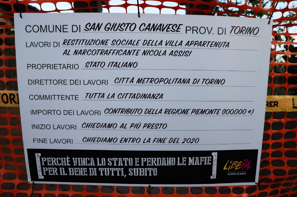 SAN GIUSTO CANAVESE - Libera davanti alla villa confiscata ad Assisi: «Chiediamo che i lavori vengano fatti quanto prima»