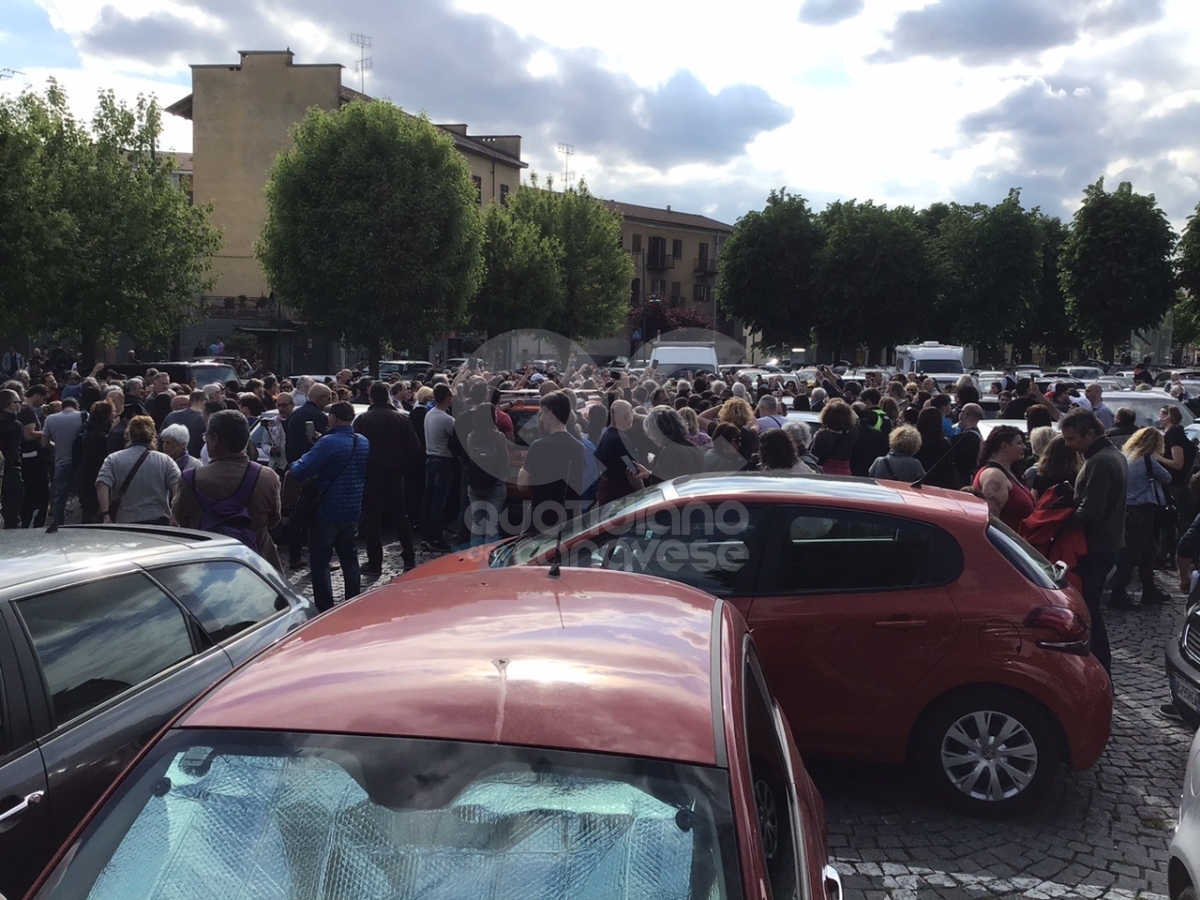 CHIVASSO - Torteria sequestrata, manifestazione di solidarietà per la titolare Rosanna Spatari - FOTO E VIDEO