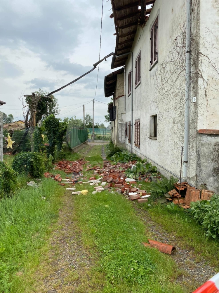 FAVRIA - Nubifragio, tre famiglie evacuate. Duemila metri quadri di serre completamente distrutte - FOTO