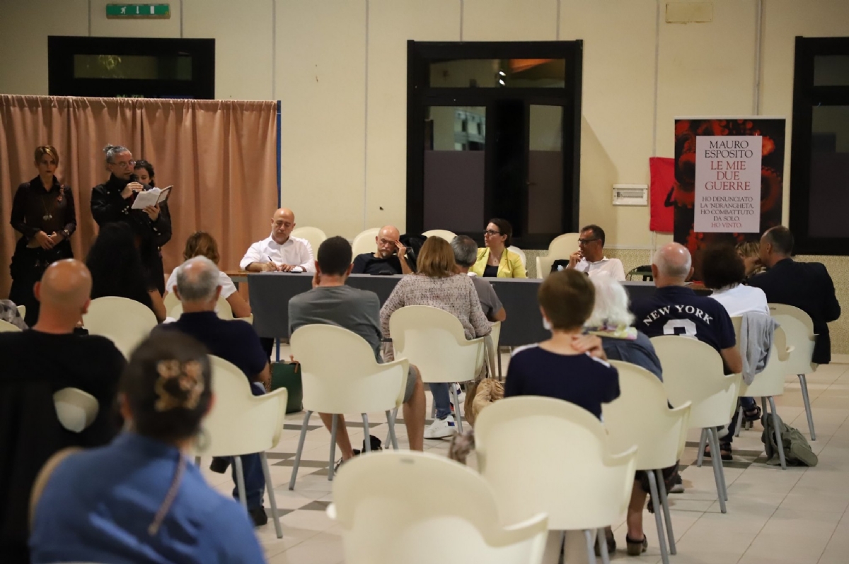 SAN GIUSTO CANAVESE - Libera davanti alla villa confiscata ad Assisi: «Chiediamo che i lavori vengano fatti quanto prima»