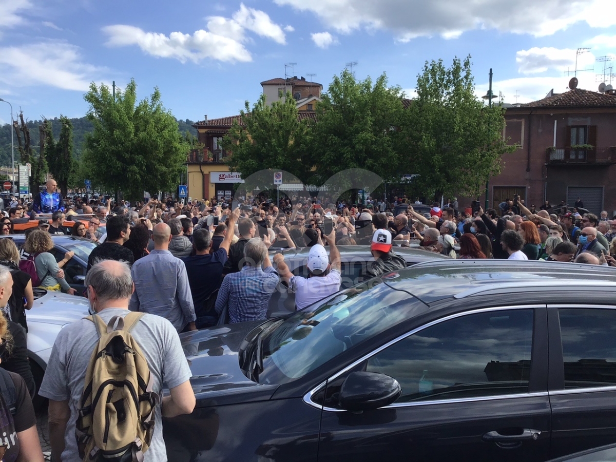 CHIVASSO - Torteria sequestrata, manifestazione di solidarietà per la titolare Rosanna Spatari - FOTO E VIDEO