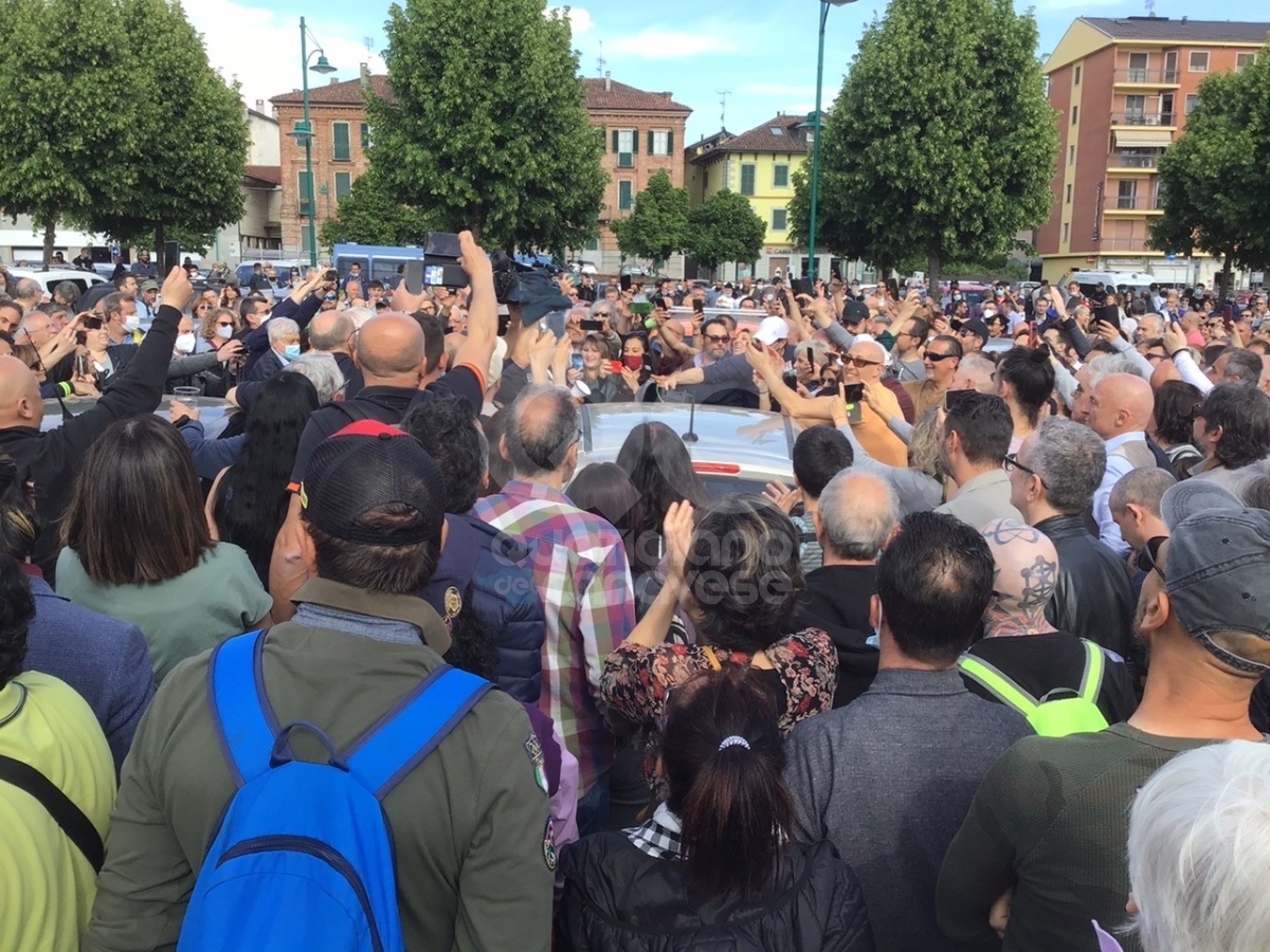 CHIVASSO - Torteria sequestrata, manifestazione di solidarietà per la titolare Rosanna Spatari - FOTO E VIDEO