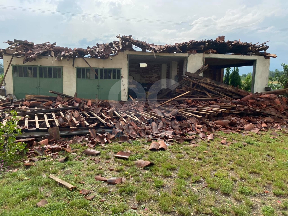 FAVRIA - Nubifragio, tre famiglie evacuate. Duemila metri quadri di serre completamente distrutte - FOTO