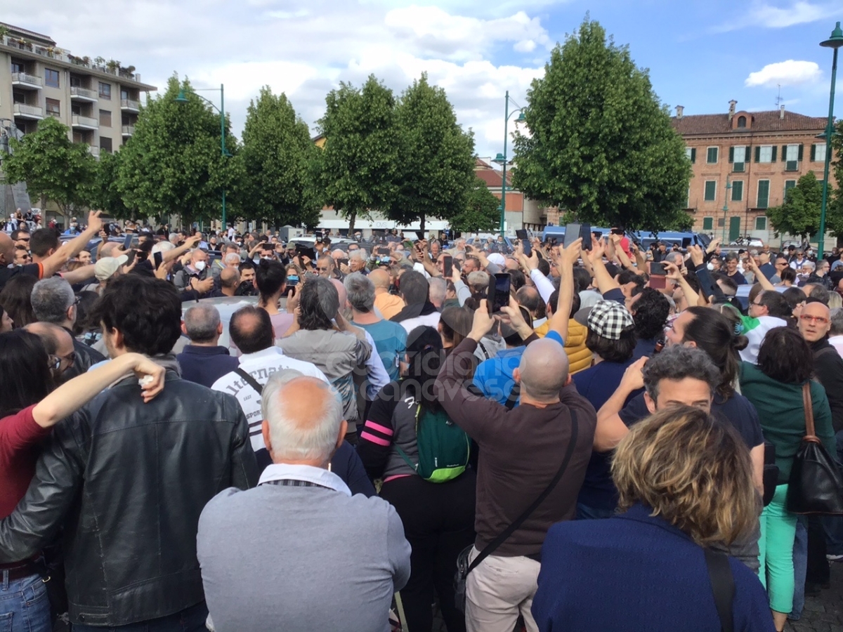 CHIVASSO - Torteria sequestrata, manifestazione di solidarietà per la titolare Rosanna Spatari - FOTO E VIDEO