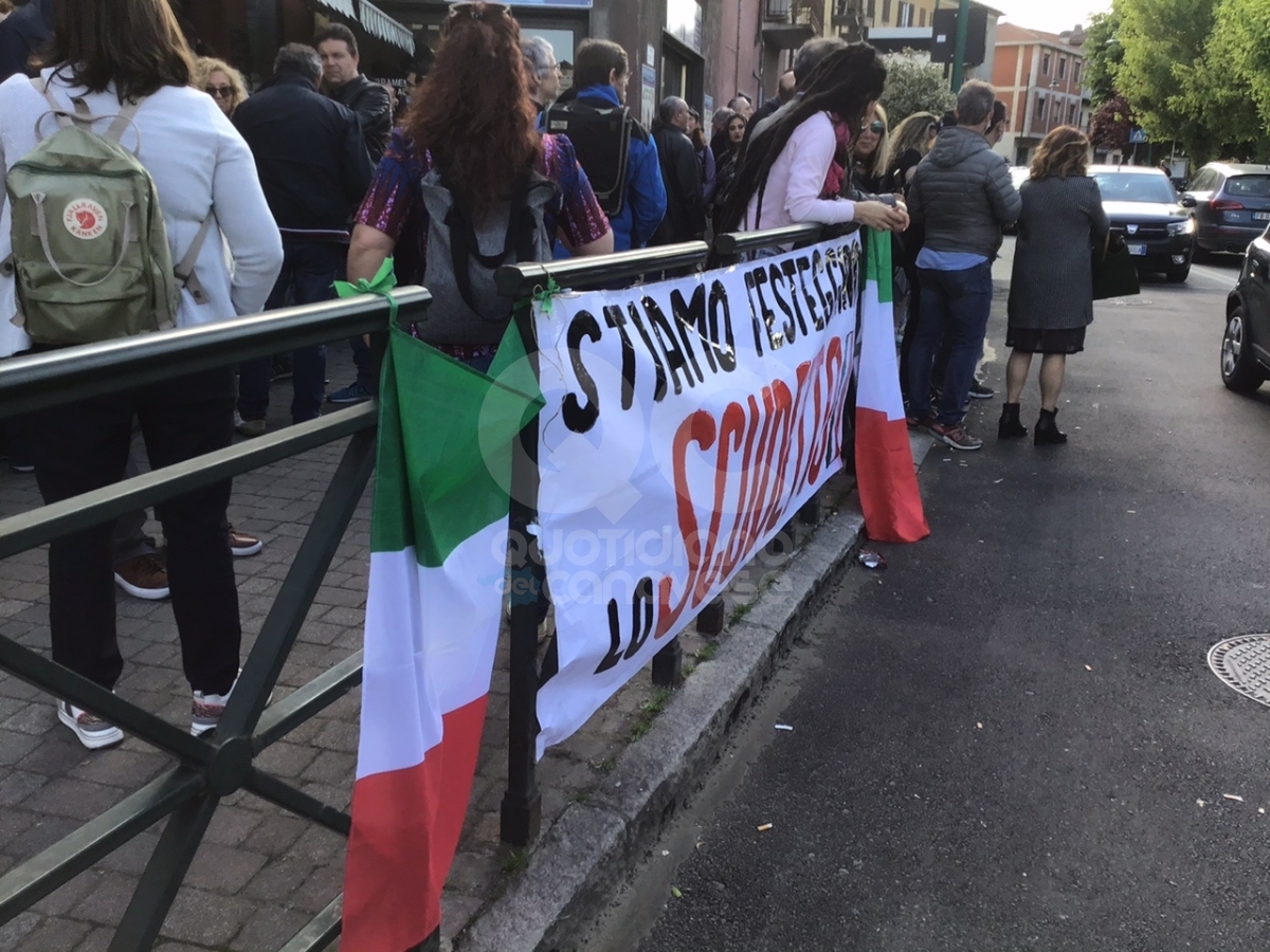 CHIVASSO - Torteria sequestrata, manifestazione di solidarietà per la titolare Rosanna Spatari - FOTO E VIDEO