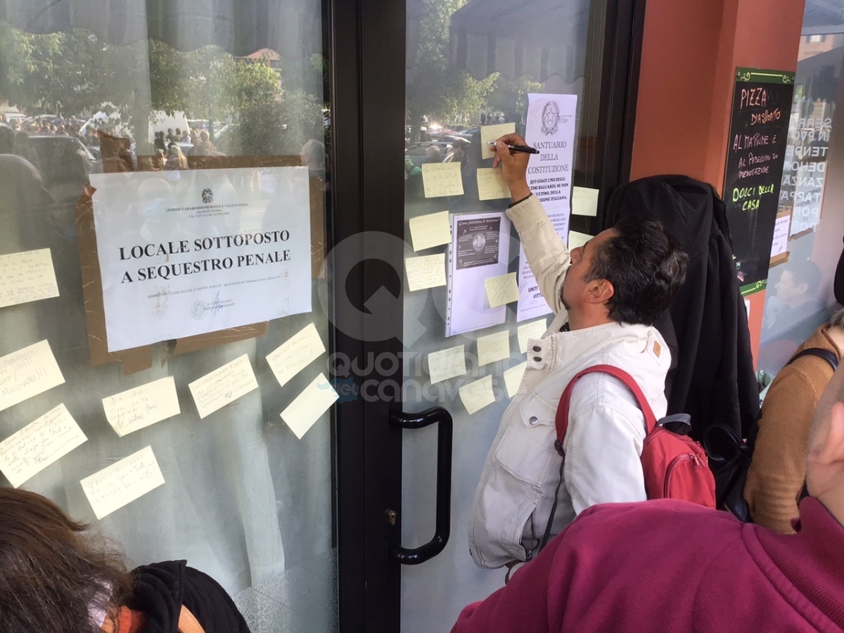 CHIVASSO - Torteria sequestrata, manifestazione di solidarietà per la titolare Rosanna Spatari - FOTO E VIDEO