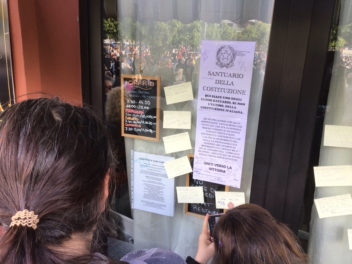 CHIVASSO - Torteria sequestrata, manifestazione di solidarietà per la titolare Rosanna Spatari - FOTO E VIDEO