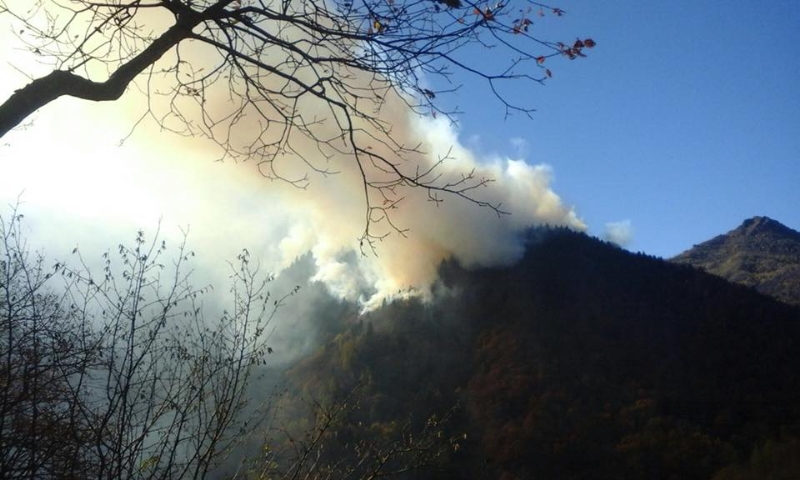 ALLARME INCENDI - Bruciano i boschi di mezzo Canavese - FOTO
